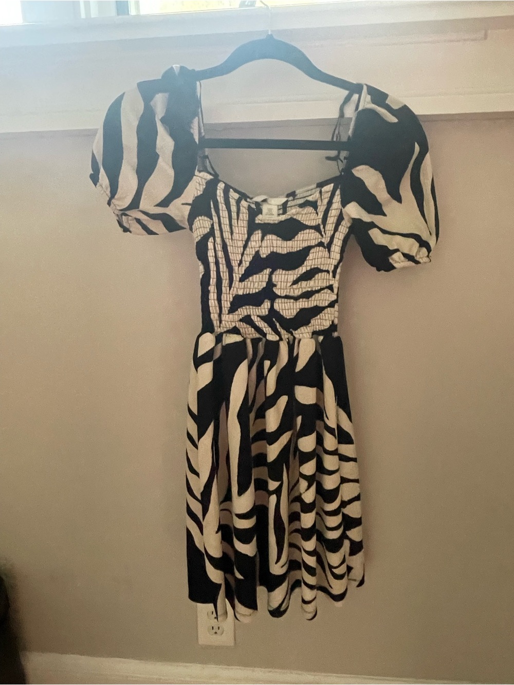 H&M Black and Cream Zebra-Print Mini Dress with Puff Sleeves - Picture 4 of 5